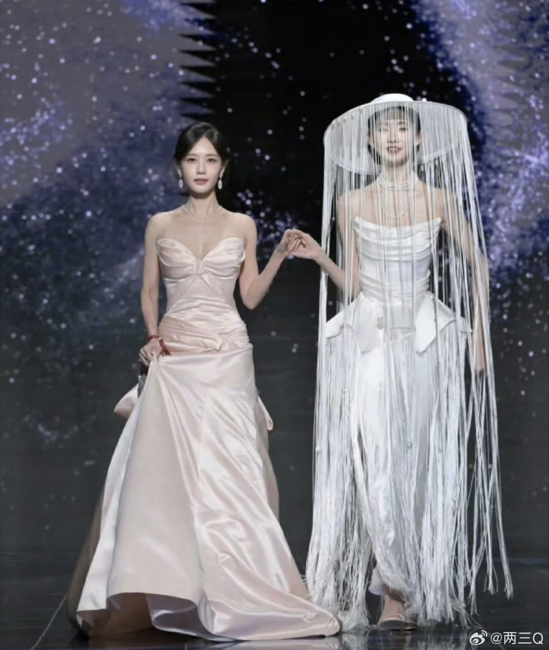 Đại chiến visual hot nhất Đ&ecirc;m hội Weibo: 2 tiểu thư h&agrave;o m&ocirc;n chung khung h&igrave;nh, kh&iacute; chất b&ugrave;ng nổ đốt ch&aacute;y thảm đỏ- Ảnh 1.