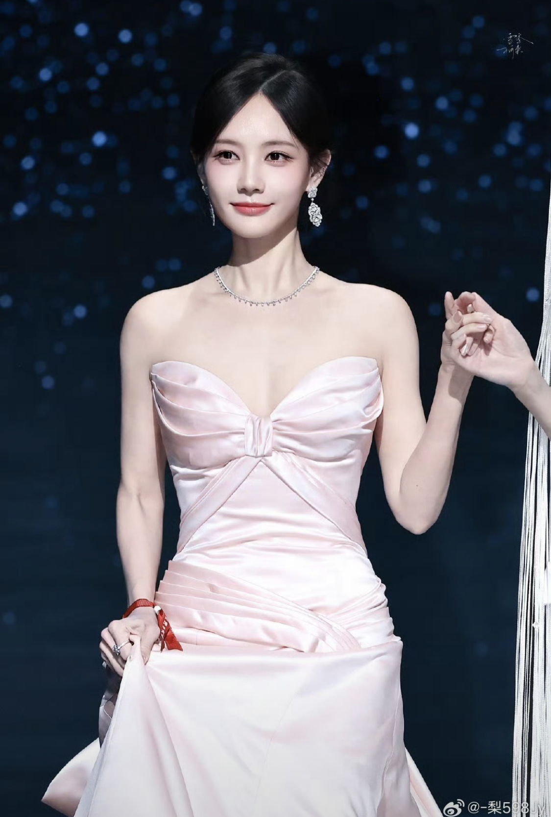 Đại chiến visual hot nhất Đ&ecirc;m hội Weibo: 2 tiểu thư h&agrave;o m&ocirc;n chung khung h&igrave;nh, kh&iacute; chất b&ugrave;ng nổ đốt ch&aacute;y thảm đỏ- Ảnh 3.