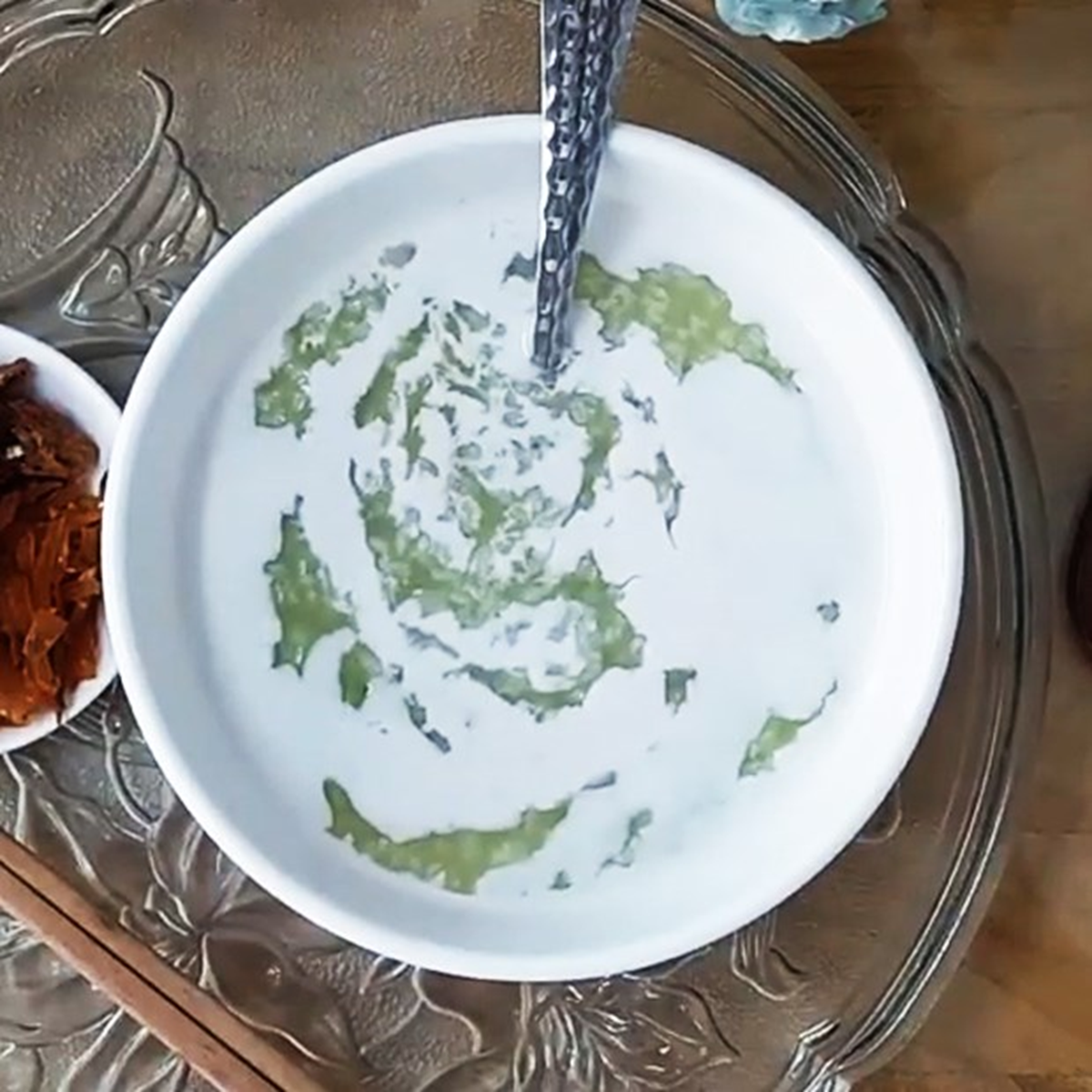 Người phụ nữ 48 tuổi tử vong v&igrave; "b&oacute;p mồm b&oacute;p miệng" ăn s&aacute;ng theo kiểu "lạ đời"- Ảnh 1.