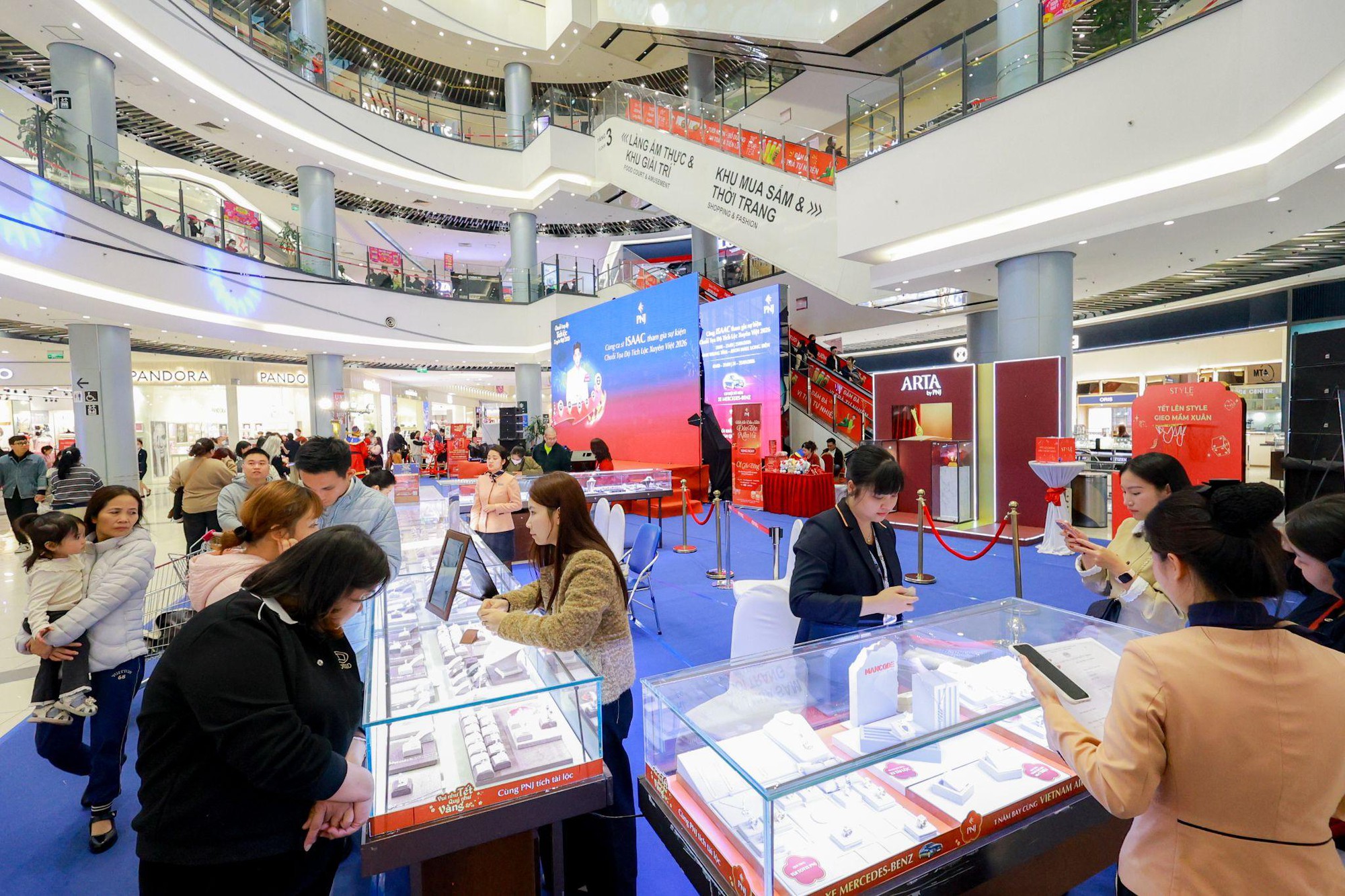 Vui như Tết c&ugrave;ng Isaac, B&ugrave;i C&ocirc;ng Nam tại chuỗi Tọa độ T&iacute;ch lộc xuy&ecirc;n Việt 2026 của PNJ- Ảnh 1.