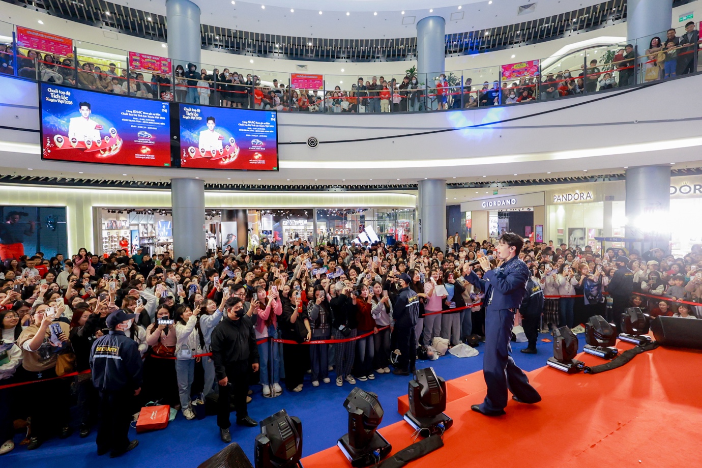 Vui như Tết c&ugrave;ng Isaac, B&ugrave;i C&ocirc;ng Nam tại chuỗi Tọa độ T&iacute;ch lộc xuy&ecirc;n Việt 2026 của PNJ- Ảnh 3.