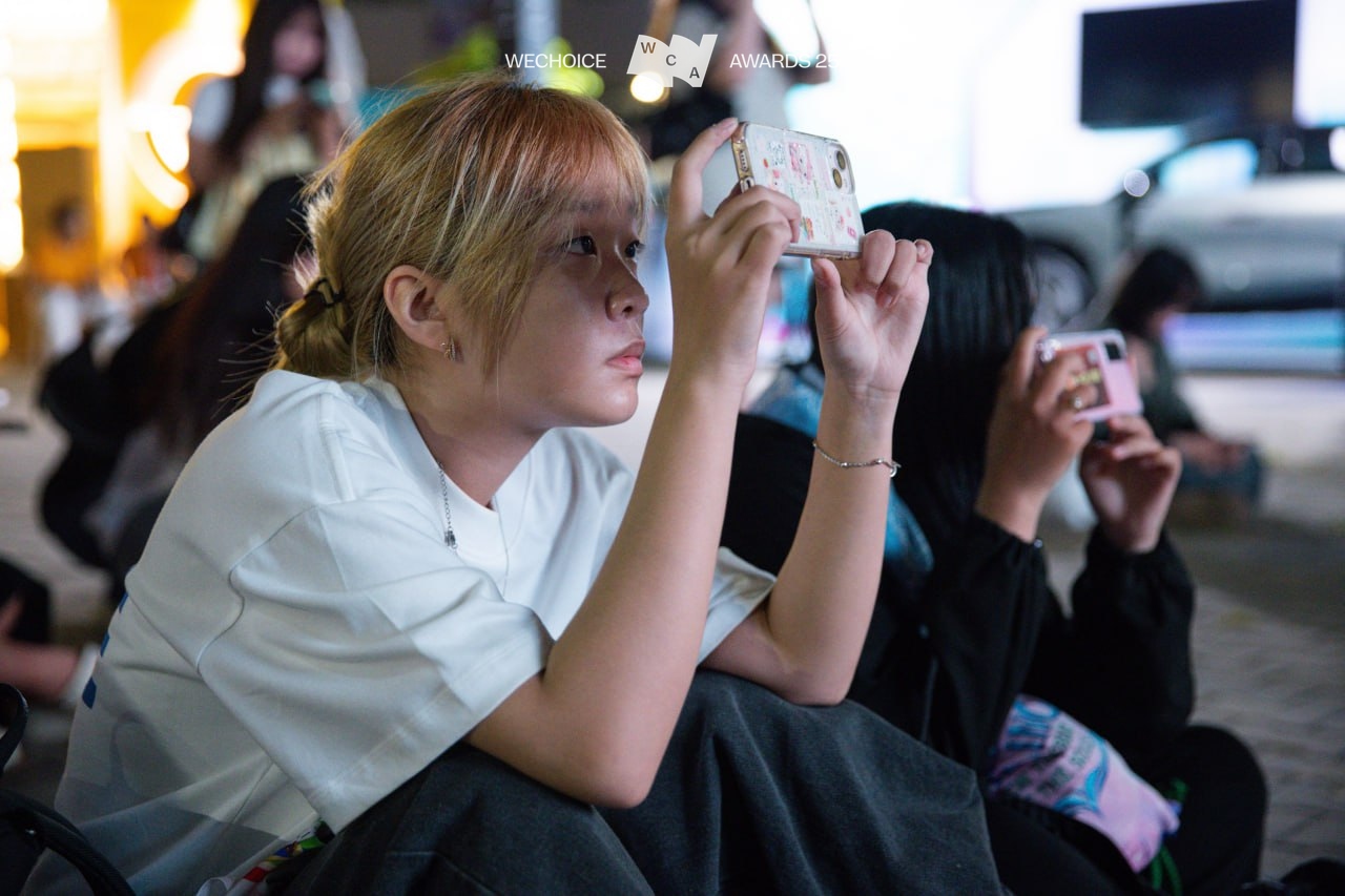 Ch&ugrave;m ảnh: &ldquo;Đặc quyền&rdquo; d&agrave;nh cho c&aacute;c fandom tại Gala WeChoice Awards 2025, xuất hiện &ldquo;s&iacute;t rịt&rdquo; trước giờ G- Ảnh 8.