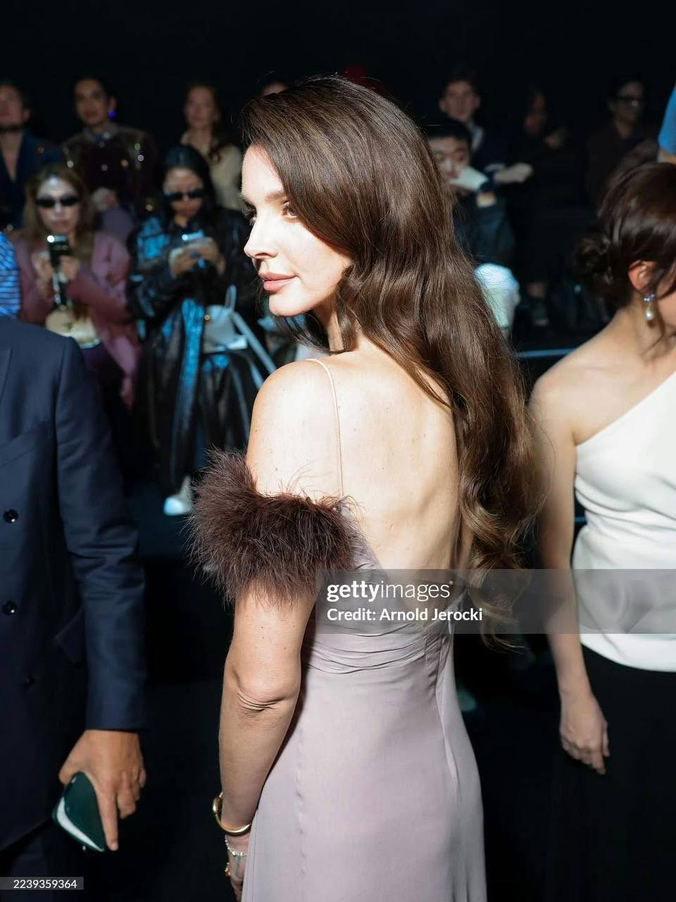 Nữ thần nhan sắc l&agrave;m tr&ograve; kh&oacute; đỡ: Lấy v&aacute;y 70 năm của Dior đi 7-Eleven, fan t&igrave;m đỏ mắt tr&ecirc;n thảm đỏ kh&ocirc;ng thấy- Ảnh 5.