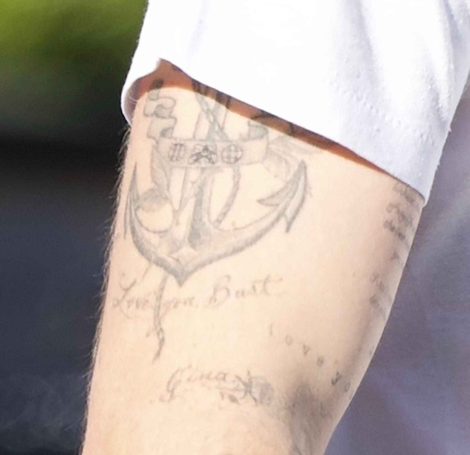 Brooklyn ấu trĩ hết sức: Đ&atilde; xo&aacute; h&igrave;nh xăm tri &acirc;n bố - David Beckham, c&ograve;n cố t&igrave;nh khoe ra như tr&ecirc;u ngươi- Ảnh 2.