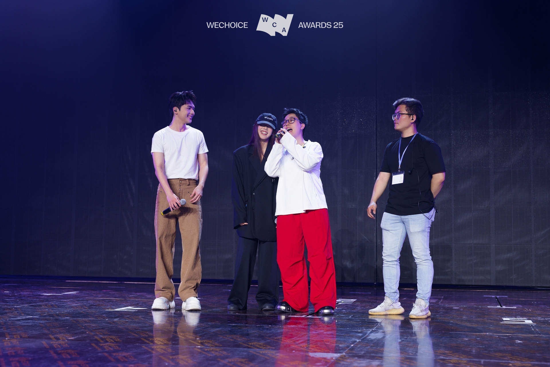 Ngay l&uacute;c n&agrave;y: buitruonglinh - CONGB đổ bộ tổng duyệt WeChoice Awards, 1 Anh Trai vừa h&aacute;t xong th&igrave; bỏ chạy- Ảnh 2.