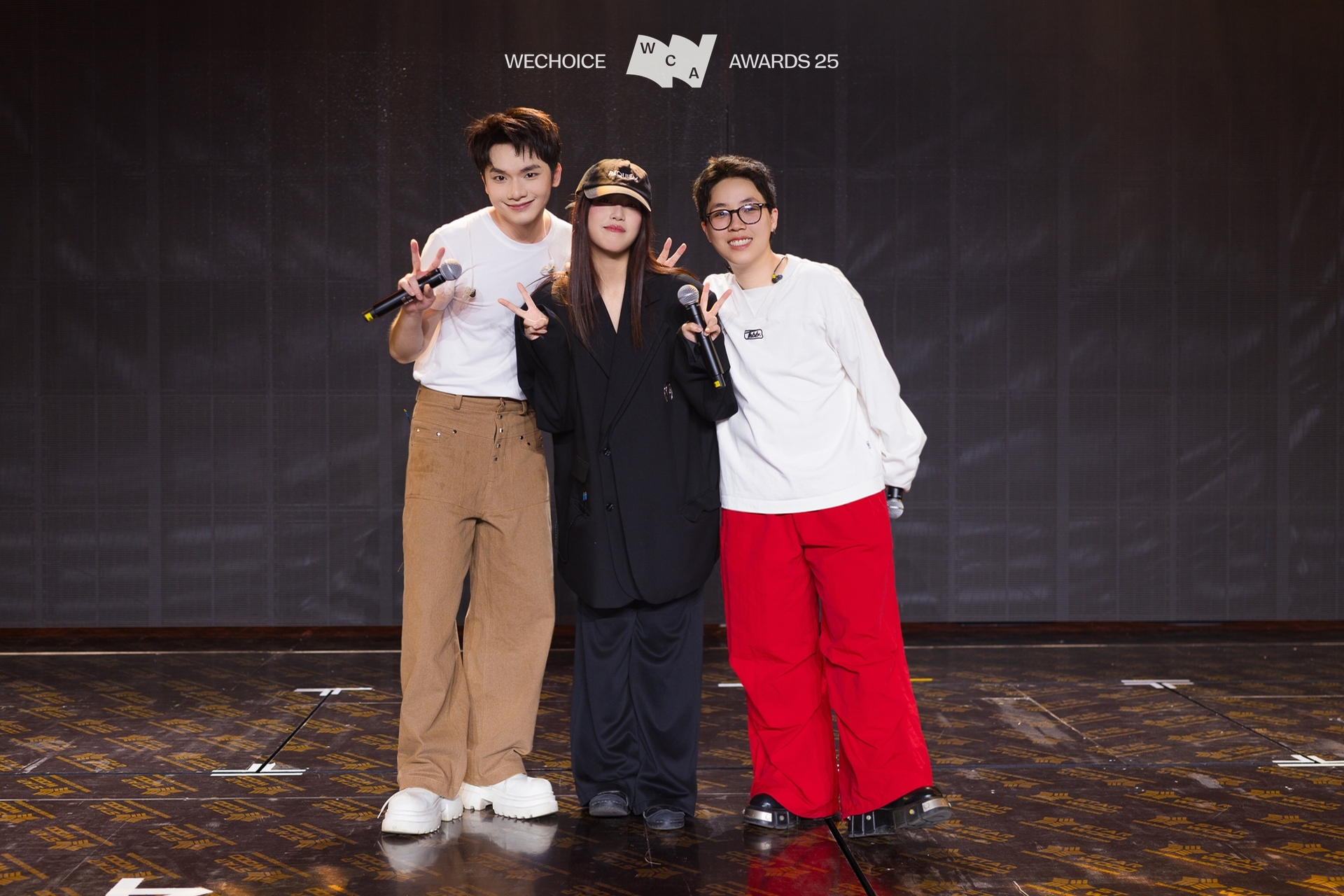 Ngay l&uacute;c n&agrave;y: buitruonglinh - CONGB đổ bộ tổng duyệt WeChoice Awards, 1 Anh Trai vừa h&aacute;t xong th&igrave; bỏ chạy- Ảnh 1.