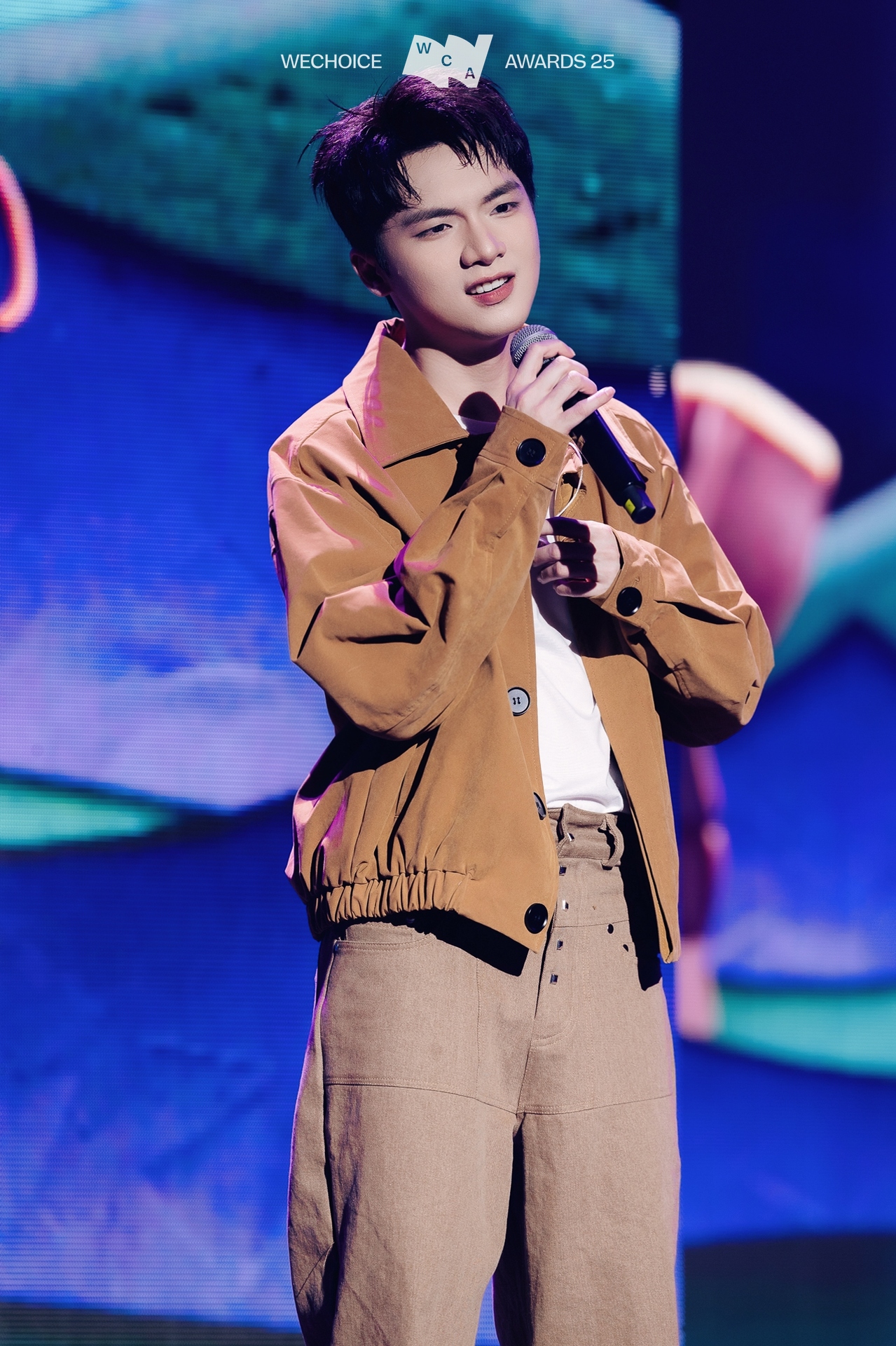 Ngay l&uacute;c n&agrave;y: buitruonglinh - CONGB đổ bộ tổng duyệt WeChoice Awards, 1 Anh Trai vừa h&aacute;t xong th&igrave; bỏ chạy- Ảnh 4.