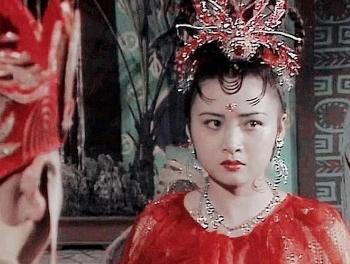 "Y&ecirc;u tinh nhện" đẹp nhất T&acirc;y Du K&yacute;: Từng học ng&agrave;nh Y, nay l&agrave; b&agrave; tr&ugrave;m phim ảnh- Ảnh 1.