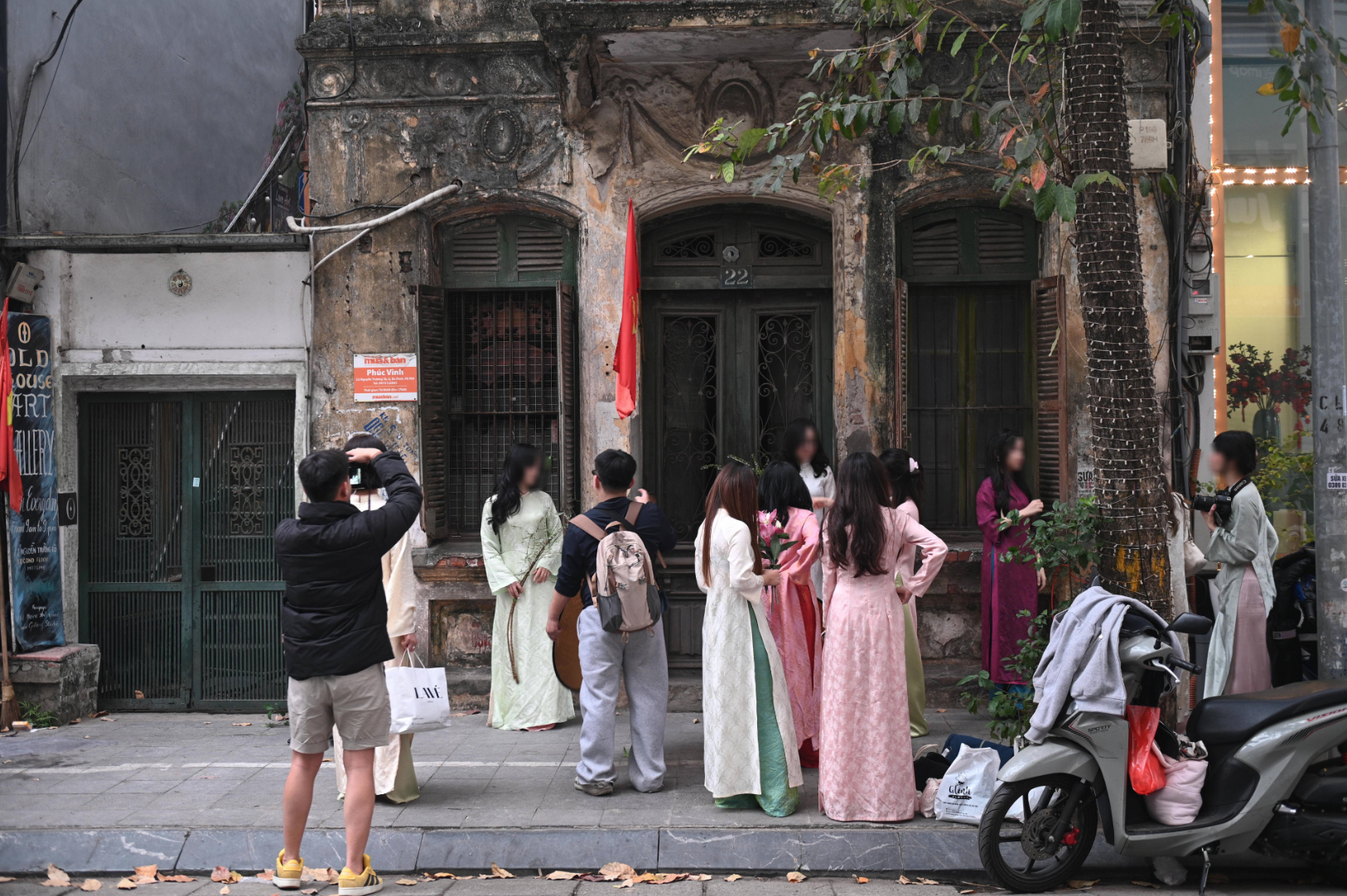 4 căn nh&agrave; cổ H&agrave; Nội bị n&agrave;ng thơ bao v&acirc;y: Chỗ thẳng tay treo biển, nơi chớp thời cơ kinh doanh- Ảnh 1.