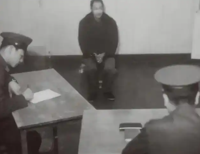 Đ&agrave;o được 35 kg v&agrave;ng, người đ&agrave;n &ocirc;ng mang 1 thỏi đi b&aacute;n, nh&acirc;n vi&ecirc;n ng&acirc;n h&agrave;ng xem xong lập tức b&aacute;o c&ocirc;ng an- Ảnh 1.