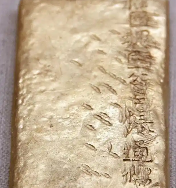 Đ&agrave;o được 35 kg v&agrave;ng, người đ&agrave;n &ocirc;ng mang 1 thỏi đi b&aacute;n, nh&acirc;n vi&ecirc;n ng&acirc;n h&agrave;ng xem xong lập tức b&aacute;o c&ocirc;ng an- Ảnh 2.