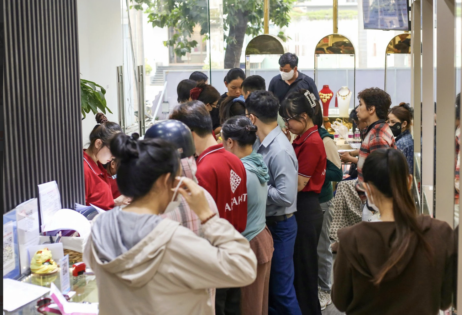 Rút tiền tiết kiệm mua bạc, người đàn ông ở TPHCM lỗ hơn 200 triệu đồng chỉ trong 1 tuần- Ảnh 1.