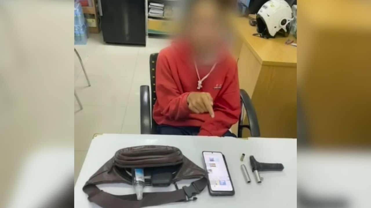 Thấy bố n&oacute;i mẹ ngoại t&igrave;nh với h&agrave;ng x&oacute;m, con trai cầm s&uacute;ng đi xử l&yacute; 