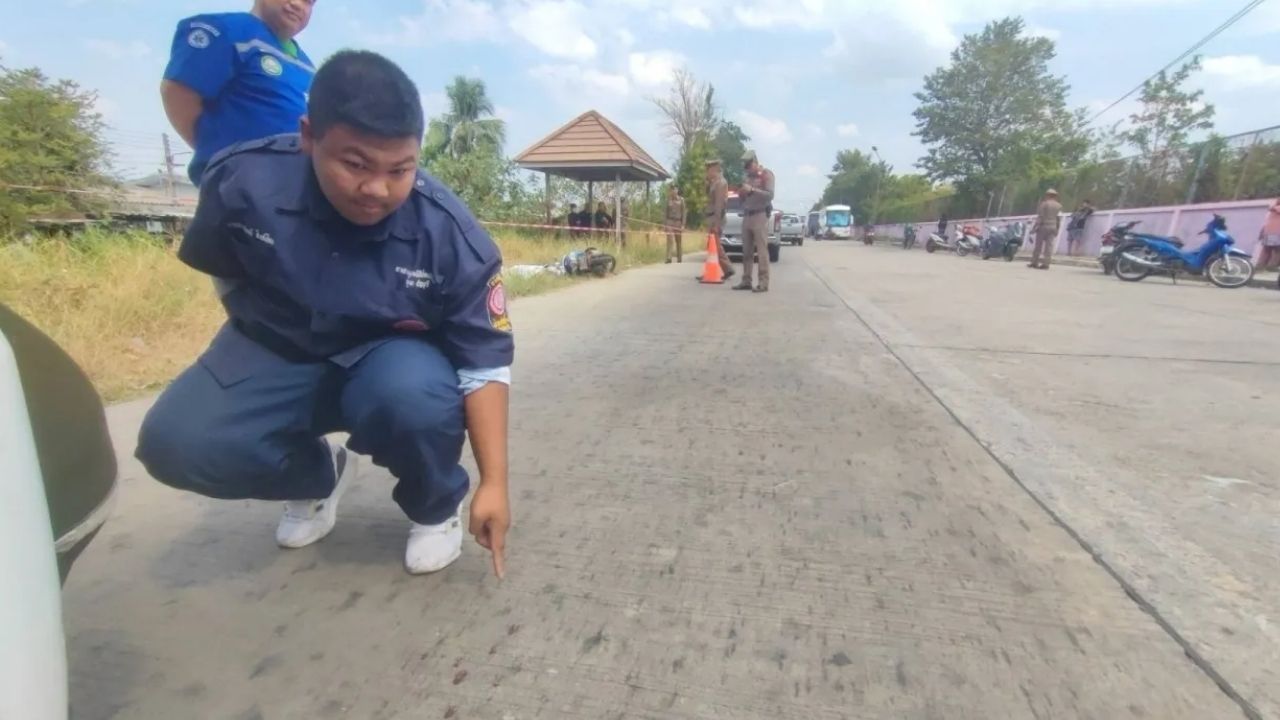 Thấy bố n&oacute;i mẹ ngoại t&igrave;nh với h&agrave;ng x&oacute;m, con trai cầm s&uacute;ng đi xử l&yacute; 