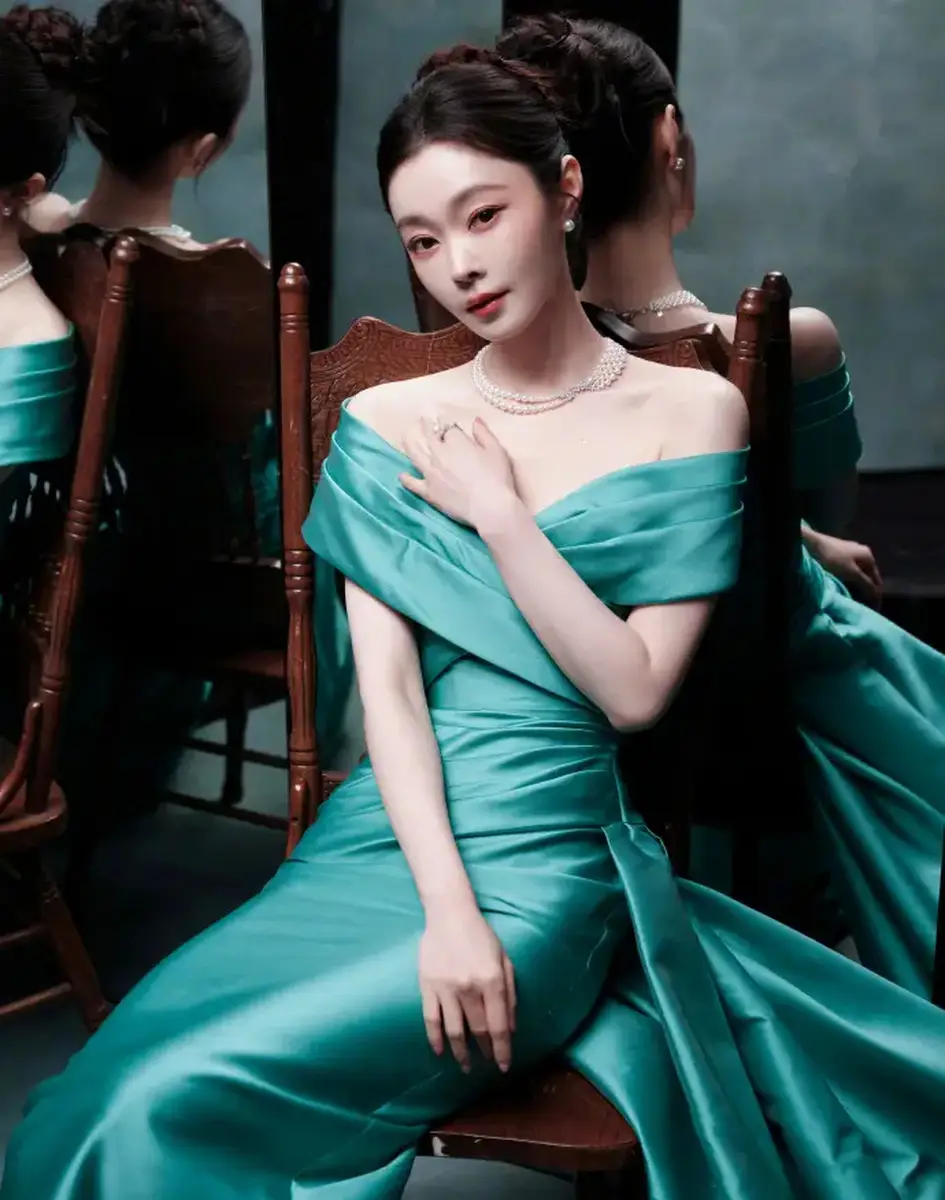 Nh&igrave;n Tống Dật "ph&aacute;t s&aacute;ng" với gam xanh ngọc lục bảo: Đẹp th&igrave; c&oacute; đẹp, nhưng 3 con gi&aacute;p n&agrave;y chớ dại mặc v&agrave;o năm 2026 kẻo "bay m&agrave;u" cả nhan sắc lẫn t&agrave;i lộc!- Ảnh 4.