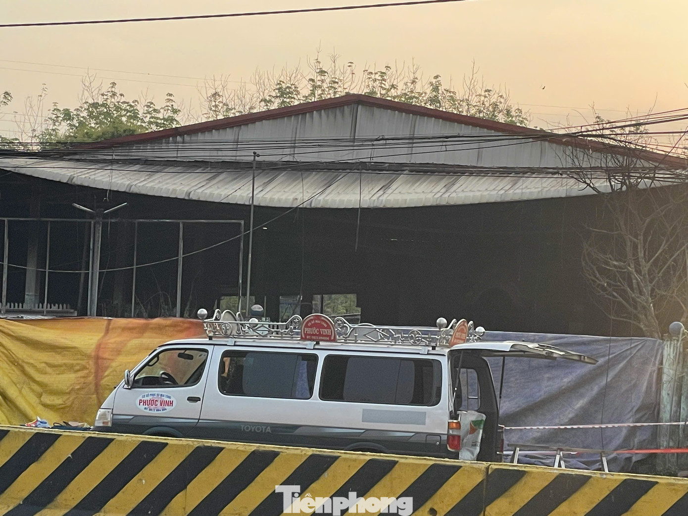 Giải cứu th&agrave;nh c&ocirc;ng gia đ&igrave;nh trong vụ ch&aacute;y trại h&ograve;m tại TPHCM- Ảnh 2.