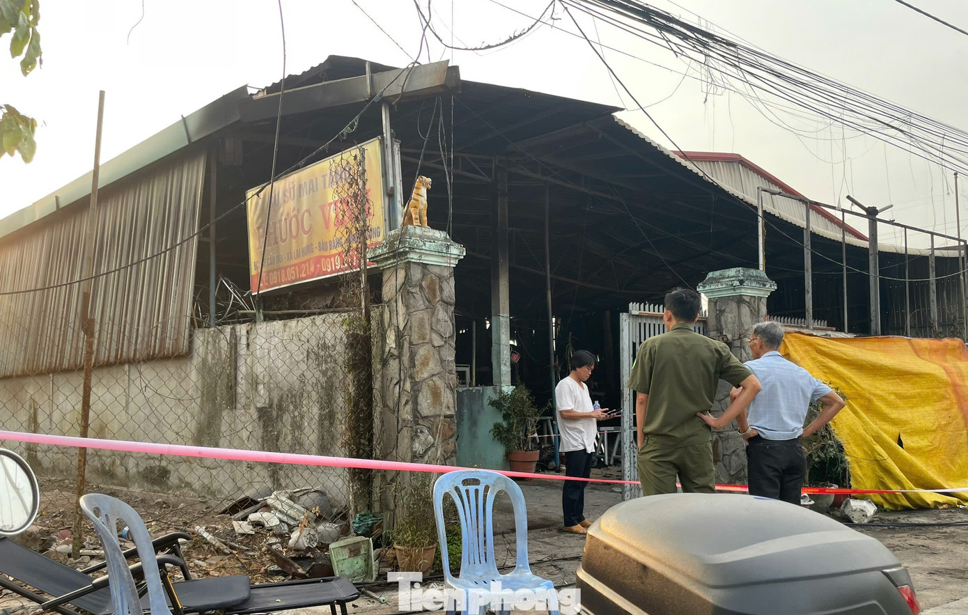 Giải cứu th&agrave;nh c&ocirc;ng gia đ&igrave;nh trong vụ ch&aacute;y trại h&ograve;m tại TPHCM- Ảnh 3.