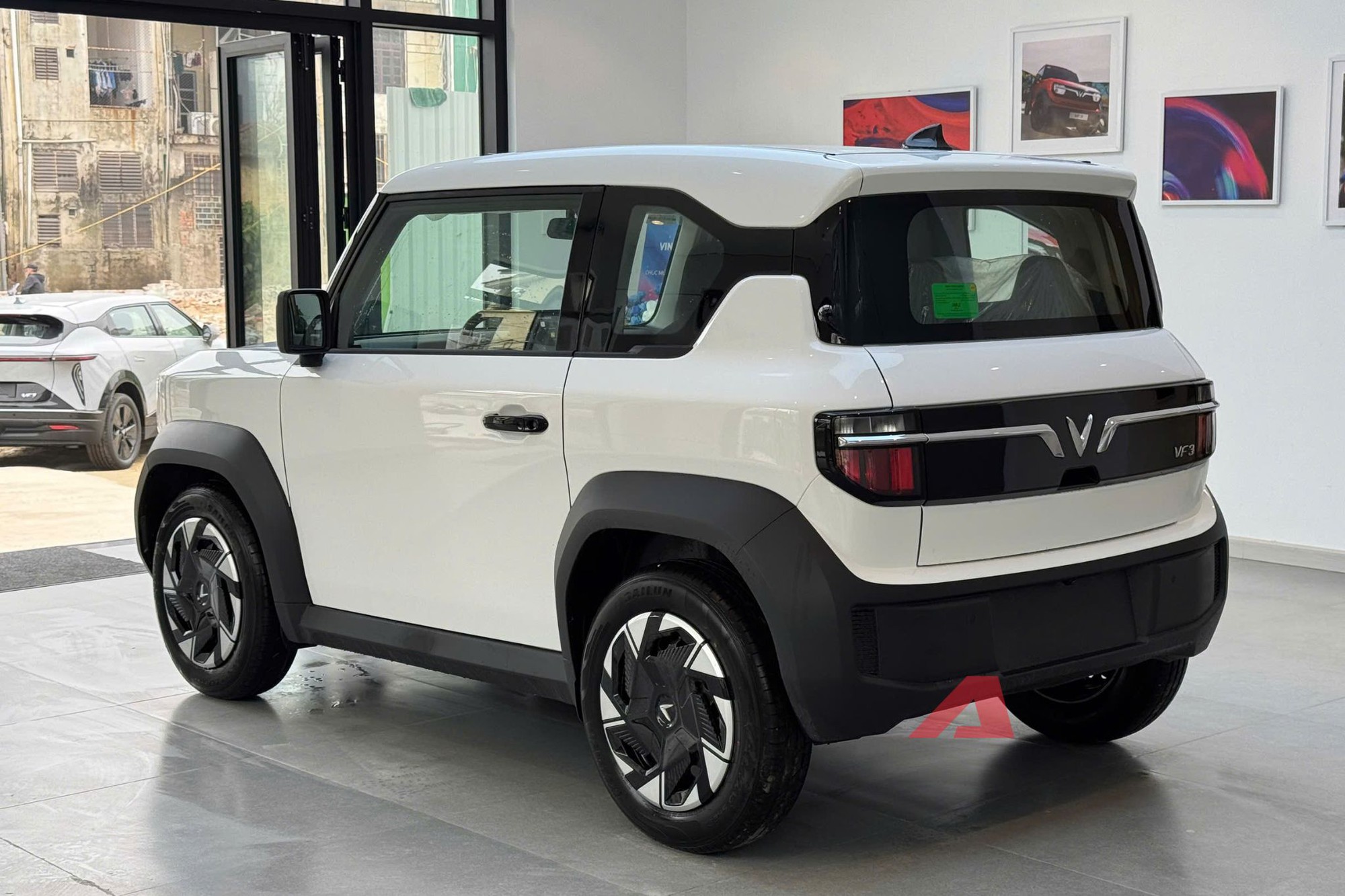 Ảnh thực tế VinFast VF 3 Plus gi&aacute; 315 triệu đồng: Gương điện lớn hơn chỉnh tr&ecirc;n m&agrave;n h&igrave;nh, camera l&ugrave;i t&iacute;ch hợp, c&oacute; ốp m&acirc;m đi k&egrave;m- Ảnh 11.