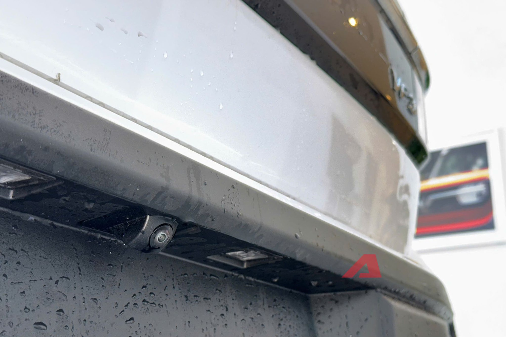 Ảnh thực tế VinFast VF 3 Plus gi&aacute; 315 triệu đồng: Gương điện lớn hơn chỉnh tr&ecirc;n m&agrave;n h&igrave;nh, camera l&ugrave;i t&iacute;ch hợp, c&oacute; ốp m&acirc;m đi k&egrave;m- Ảnh 3.