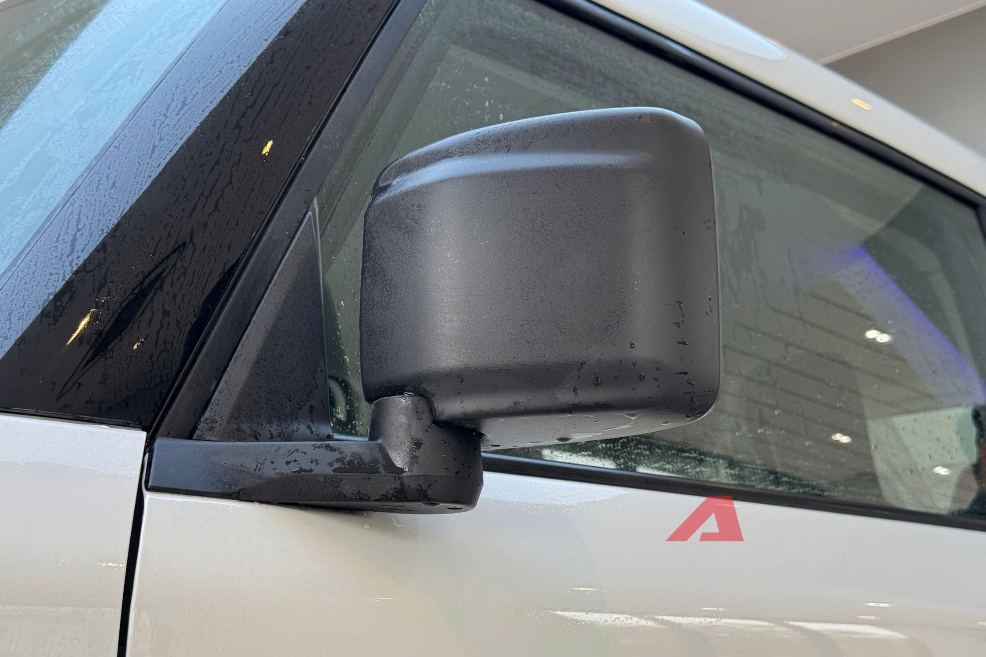 Ảnh thực tế VinFast VF 3 Plus gi&aacute; 315 triệu đồng: Gương điện lớn hơn chỉnh tr&ecirc;n m&agrave;n h&igrave;nh, camera l&ugrave;i t&iacute;ch hợp, c&oacute; ốp m&acirc;m đi k&egrave;m- Ảnh 4.