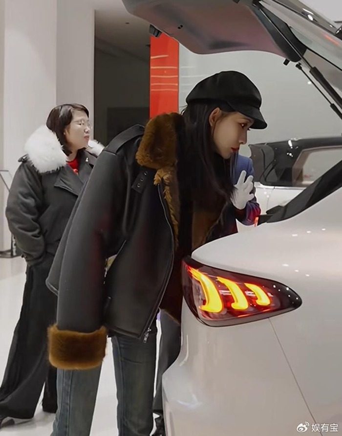 Nữ diễn vi&ecirc;n được cả nước săn đ&oacute;n chi hơn 262 triệu mua &ocirc; t&ocirc; điện thưởng Tết cho nh&acirc;n vi&ecirc;n- Ảnh 2.