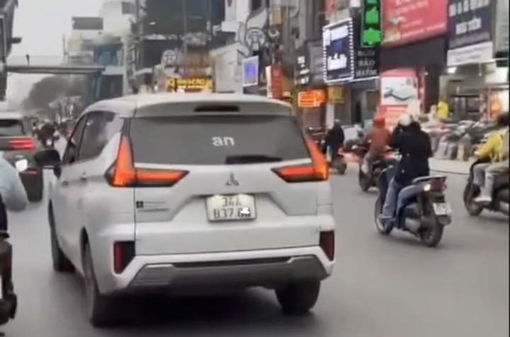 &Ocirc; t&ocirc; c&oacute; bảng đ&egrave;n led hiện d&ograve;ng chữ x&uacute;c phạm c&ocirc;ng an, t&agrave;i xế n&oacute;i do bị "hack"- Ảnh 1.