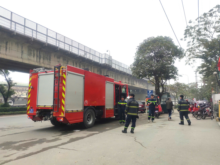 Ch&aacute;y căn hộ chung cư ở H&agrave; Nội, người d&acirc;n hoảng loạn tho&aacute;t hiểm bằng thang bộ- Ảnh 2.