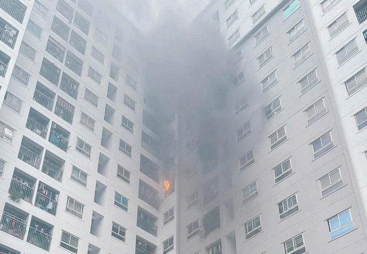 Ch&aacute;y căn hộ chung cư ở H&agrave; Nội, người d&acirc;n hoảng loạn tho&aacute;t hiểm bằng thang bộ- Ảnh 1.