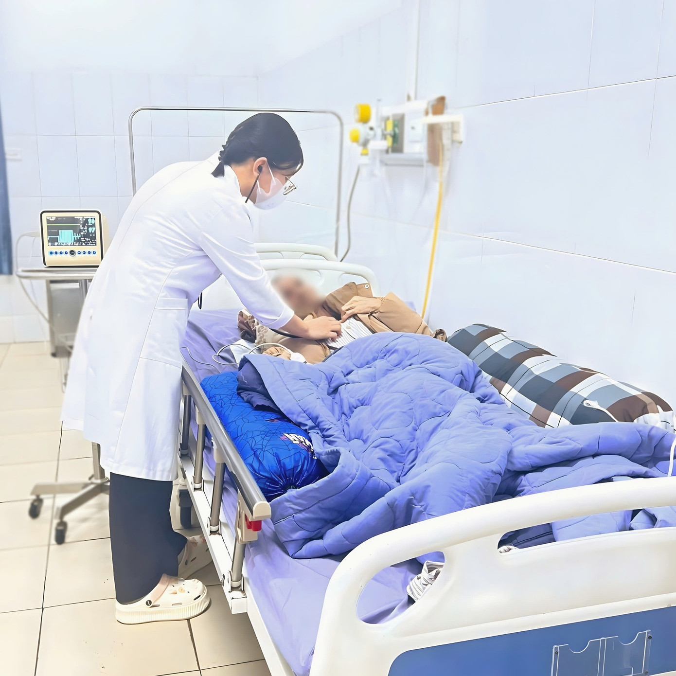 Cứu sống bệnh nh&acirc;n nhiễm vi khuẩn &lsquo;ăn thịt người&rsquo; nguy kịch- Ảnh 1.