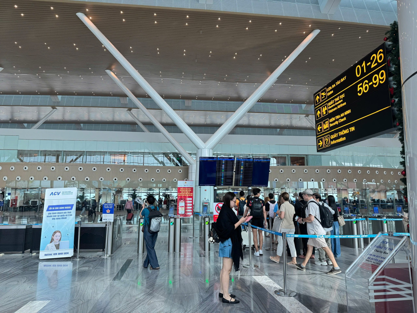 D&ograve;ng người nghỉ Tết bắt đầu đổ về s&acirc;n bay T&acirc;n Sơn Nhất- Ảnh 5.