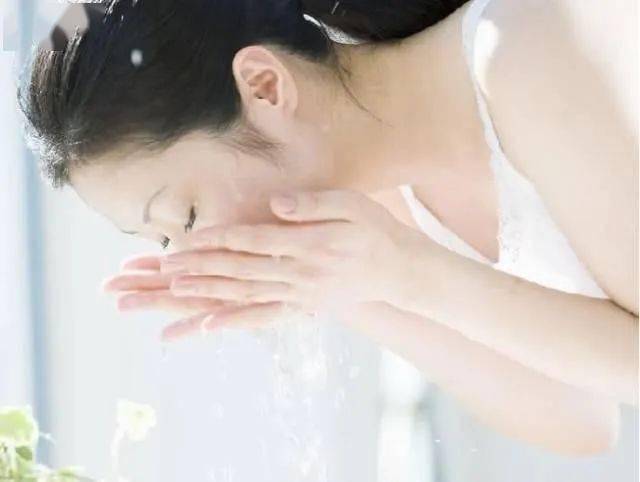 D&ugrave; kh&ocirc;ng thức khuya nhưng h&agrave;ng ng&agrave;y vẫn l&agrave;m 5 việc n&agrave;y th&igrave; chẳng mấy m&agrave; gi&agrave;, collagen mất dần khiến chị em 30 tuổi tr&ocirc;ng như 50- Ảnh 5.