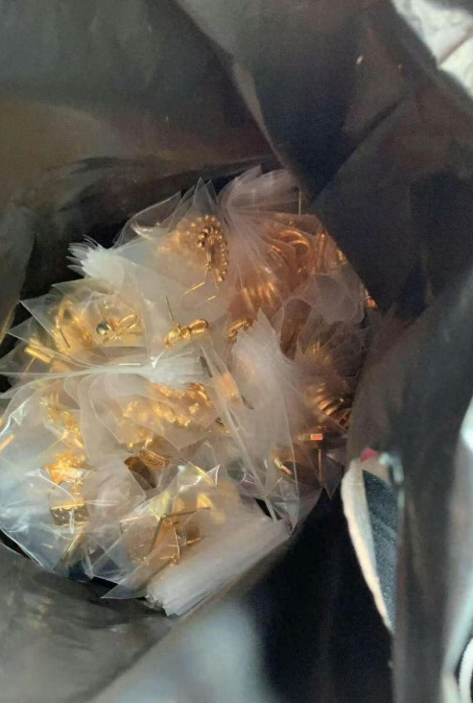 Phát hiện số vàng trị giá gần 400 triệu đồng bị vứt ở bãi rác- Ảnh 2.