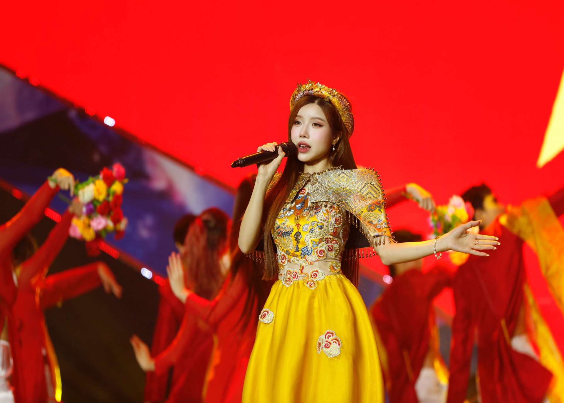 Nữ ca sĩ được Cục Nghệ thuật Biểu diễn cảm ơn: Ch&aacute;u g&aacute;i Đại sứ đặc mệnh to&agrave;n quyền của Việt Nam, 17 tuổi đ&atilde; nổi tiếng- Ảnh 8.