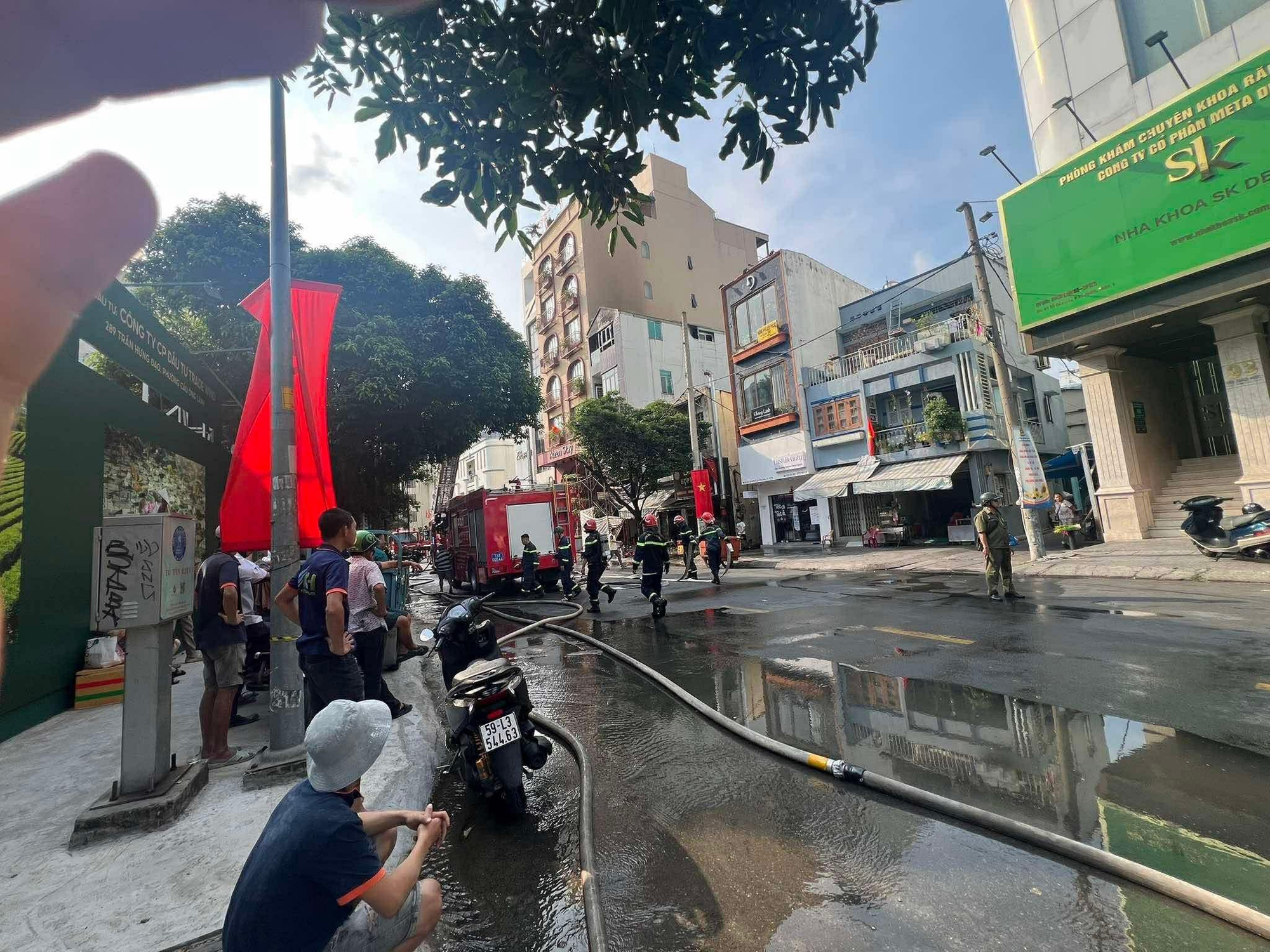 Ch&aacute;y dữ dội tại căn nh&agrave; 5 tầng ở trung t&acirc;m TP.HCM, kh&oacute;i đen bao tr&ugrave;m khu d&acirc;n cư- Ảnh 1.