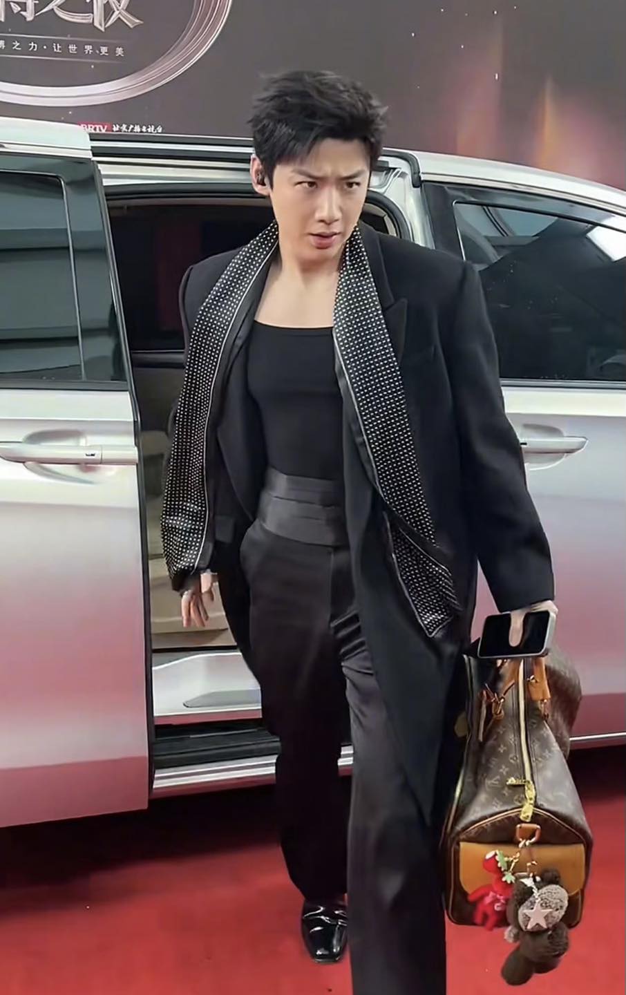 Phải c&oacute; th&ugrave; với stylist mới mặc xấu cỡ n&agrave;y: 1m83 nh&igrave;n c&ograve;n 1 mẩu, vừa sến vừa qu&ecirc; cũng d&aacute;m ra đường- Ảnh 2.