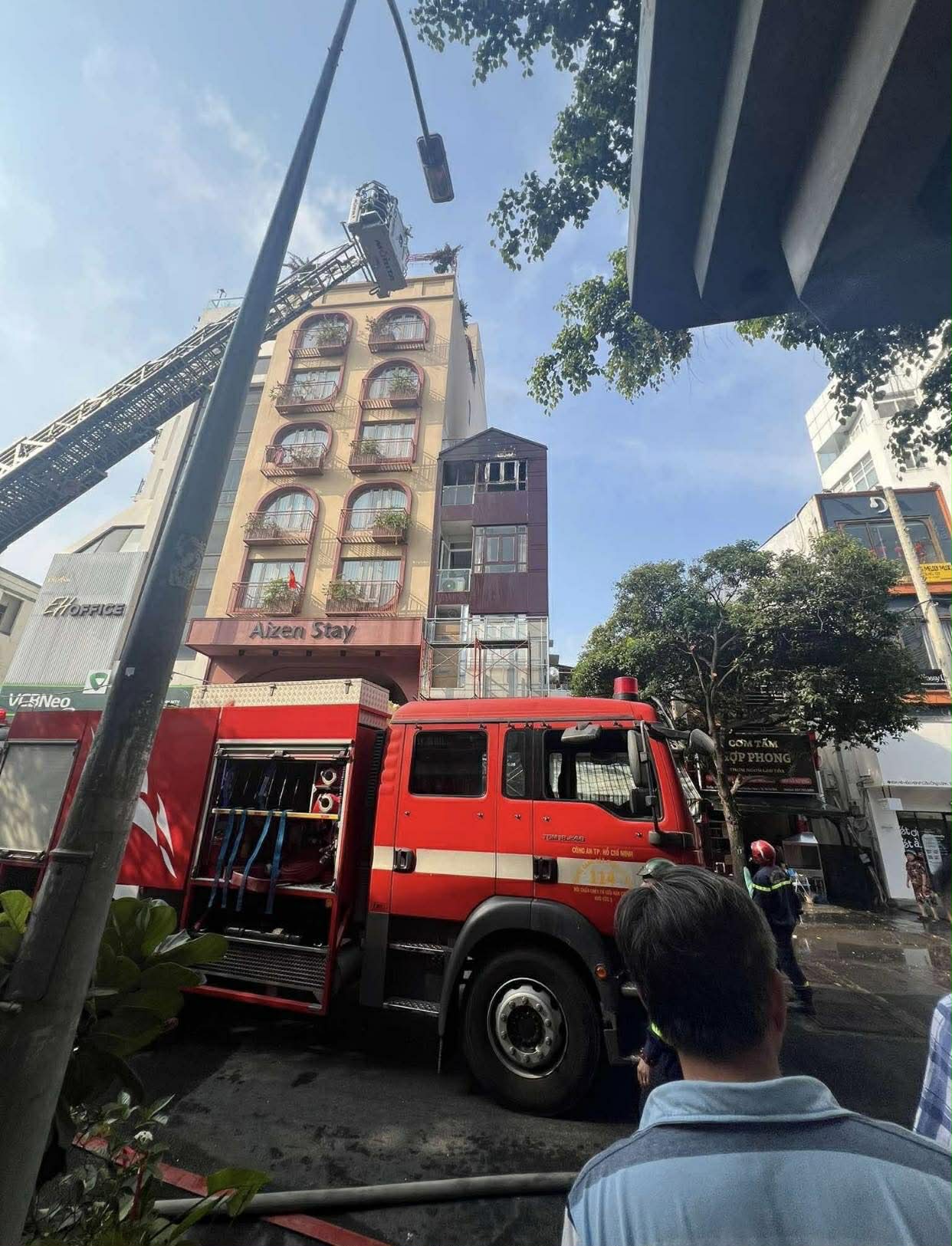 Ch&aacute;y dữ dội tại căn nh&agrave; 5 tầng ở trung t&acirc;m TP.HCM, kh&oacute;i đen bao tr&ugrave;m khu d&acirc;n cư- Ảnh 2.