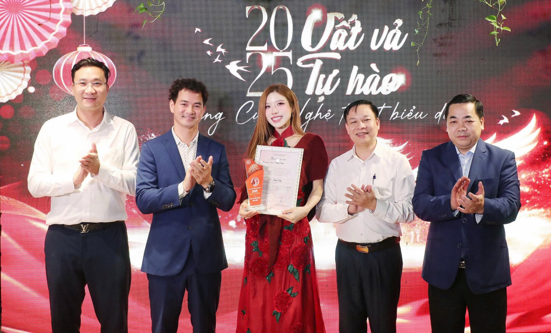 Nữ ca sĩ được Cục Nghệ thuật Biểu diễn cảm ơn: Ch&aacute;u g&aacute;i Đại sứ đặc mệnh to&agrave;n quyền của Việt Nam, 17 tuổi đ&atilde; nổi tiếng- Ảnh 2.