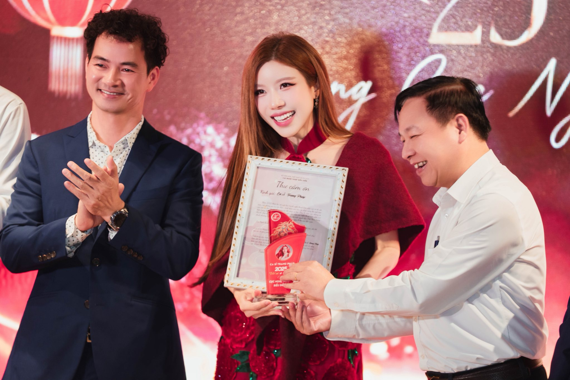 Nữ ca sĩ được Cục Nghệ thuật Biểu diễn cảm ơn: Ch&aacute;u g&aacute;i Đại sứ đặc mệnh to&agrave;n quyền của Việt Nam, 17 tuổi đ&atilde; nổi tiếng- Ảnh 1.