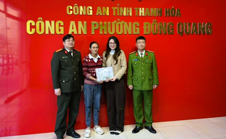 Nữ c&ocirc;ng nh&acirc;n nhặt được t&agrave;i sản 1,4 tỉ đồng liền tới c&ocirc;ng an t&igrave;m người đ&aacute;nh rơi- Ảnh 1.