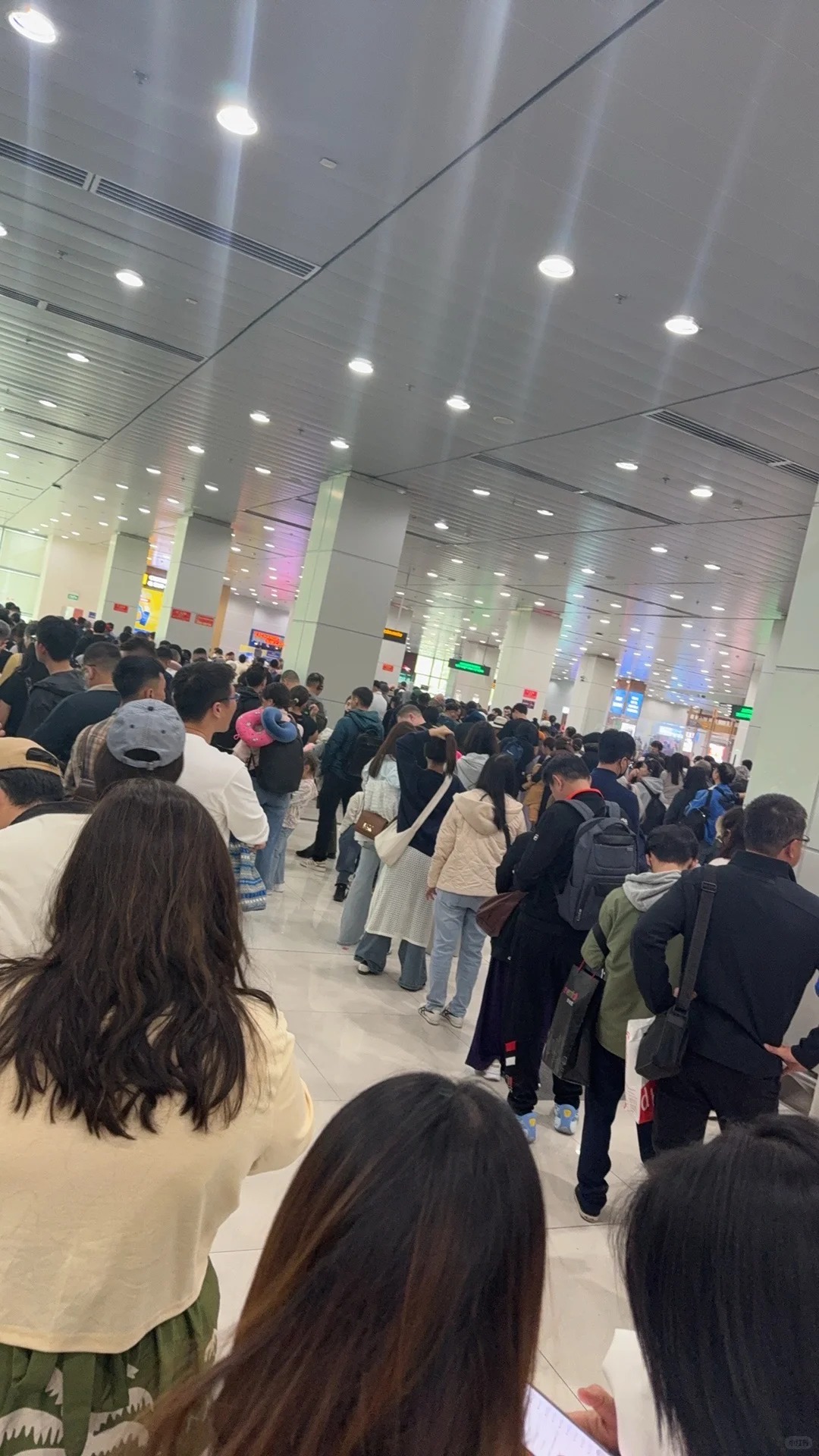 Cảnh tượng tại s&acirc;n bay một đặc khu của Việt Nam g&acirc;y bất ngờ: Trong 1 th&aacute;ng đ&atilde; đ&oacute;n gần 1 triệu kh&aacute;ch- Ảnh 2.