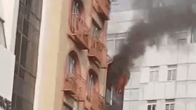 Ch&aacute;y dữ dội tại căn nh&agrave; 5 tầng ở trung t&acirc;m TP.HCM, kh&oacute;i đen bao tr&ugrave;m khu d&acirc;n cư- Ảnh 3.