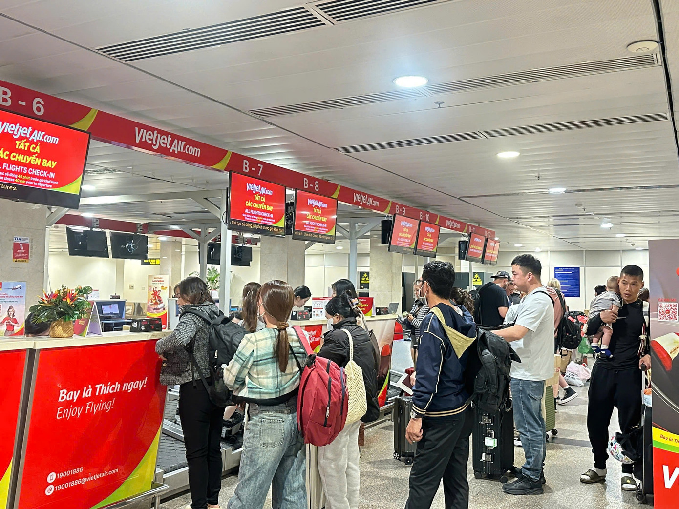 D&ograve;ng người nghỉ Tết bắt đầu đổ về s&acirc;n bay T&acirc;n Sơn Nhất- Ảnh 6.