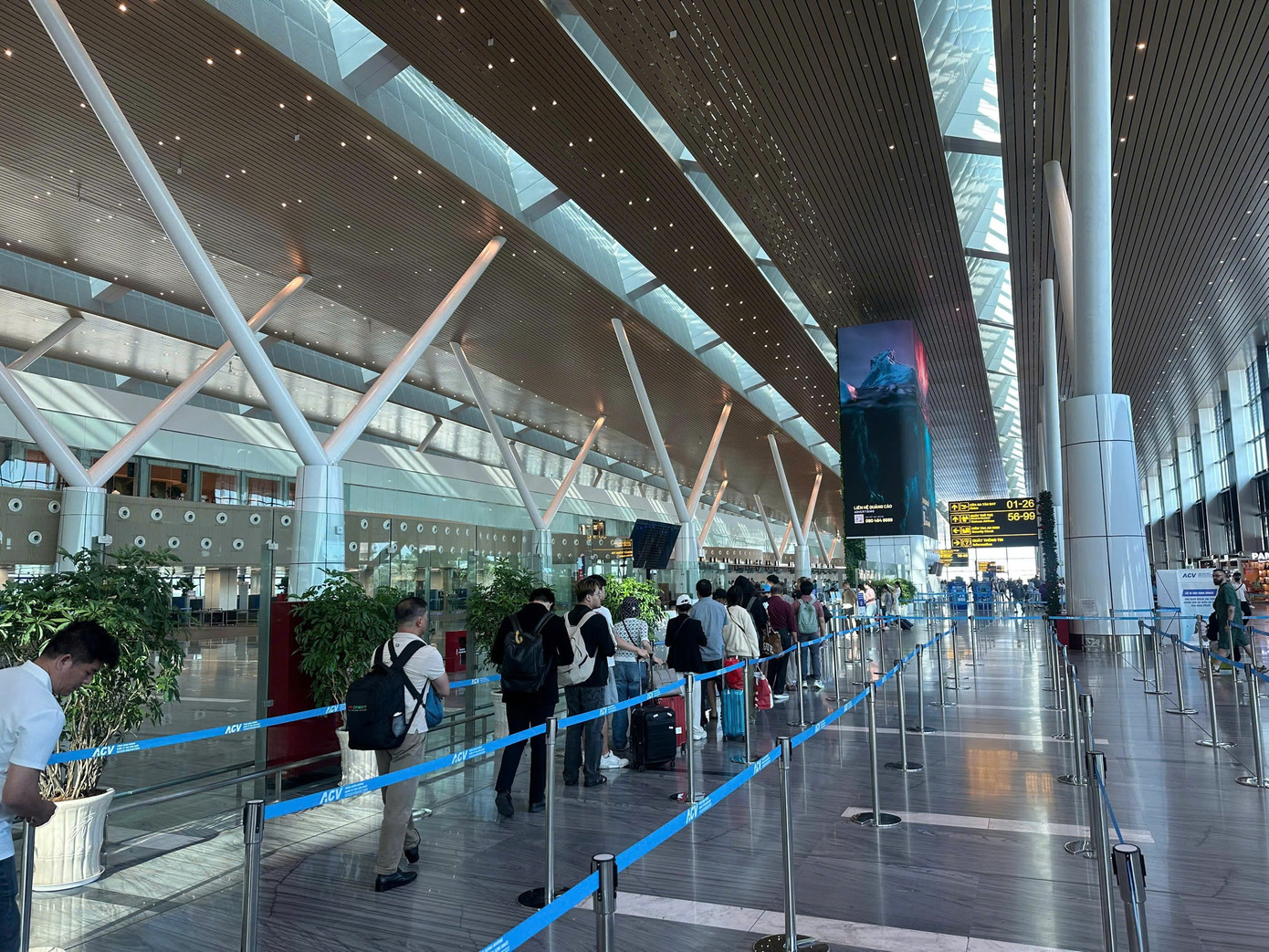 D&ograve;ng người nghỉ Tết bắt đầu đổ về s&acirc;n bay T&acirc;n Sơn Nhất- Ảnh 3.