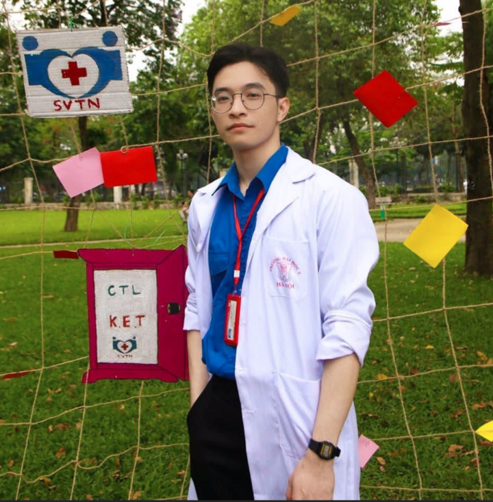 Thủ khoa đầu ra Đại học Y H&agrave; Nội: Rẽ hướng ph&uacute;t ch&oacute;t, về đ&iacute;ch ngoạn mục- Ảnh 1.