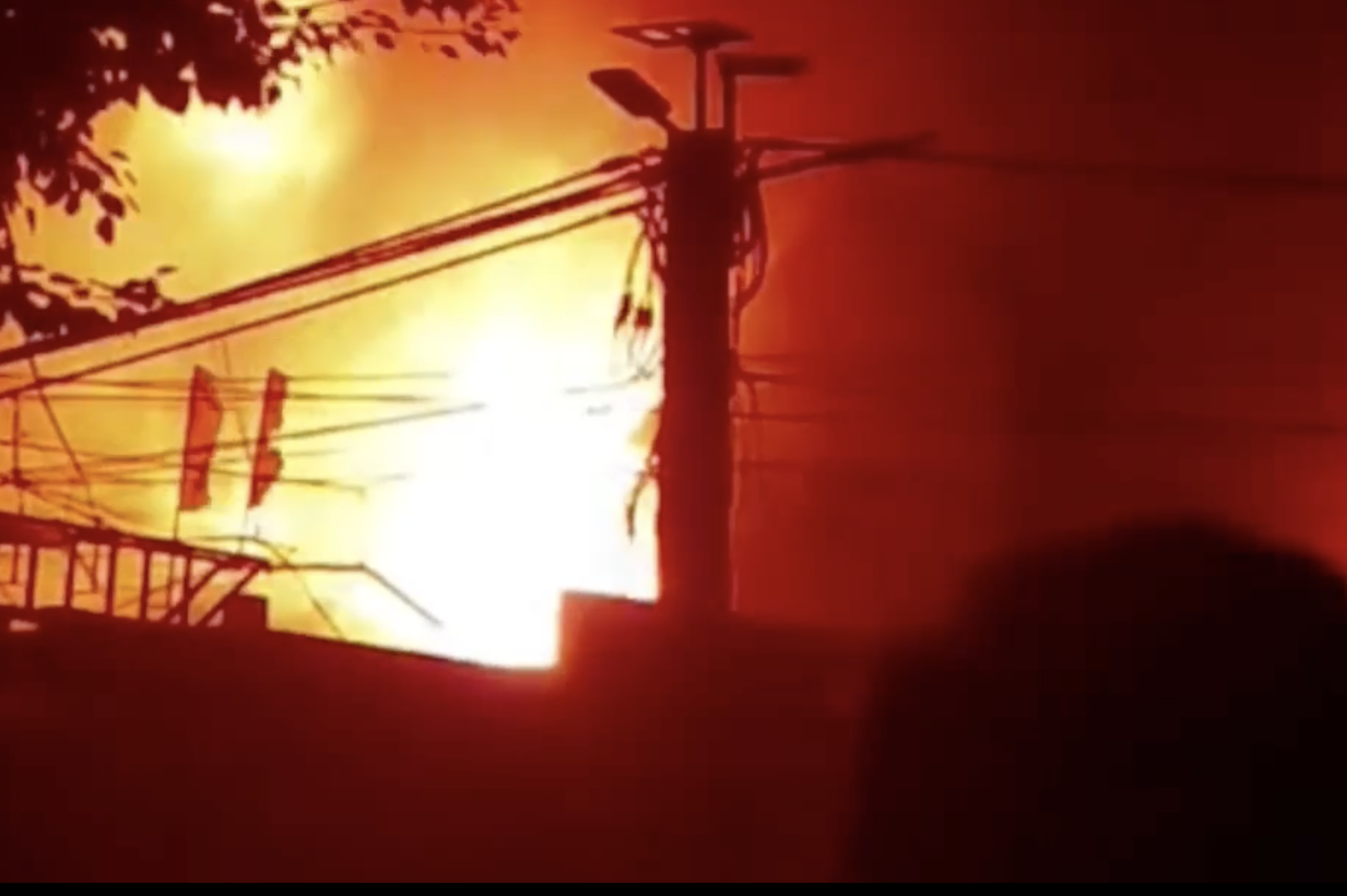 Ch&aacute;y lớn tại xưởng m&acirc;y tre giang đan rộng ng&agrave;n m2- Ảnh 1.