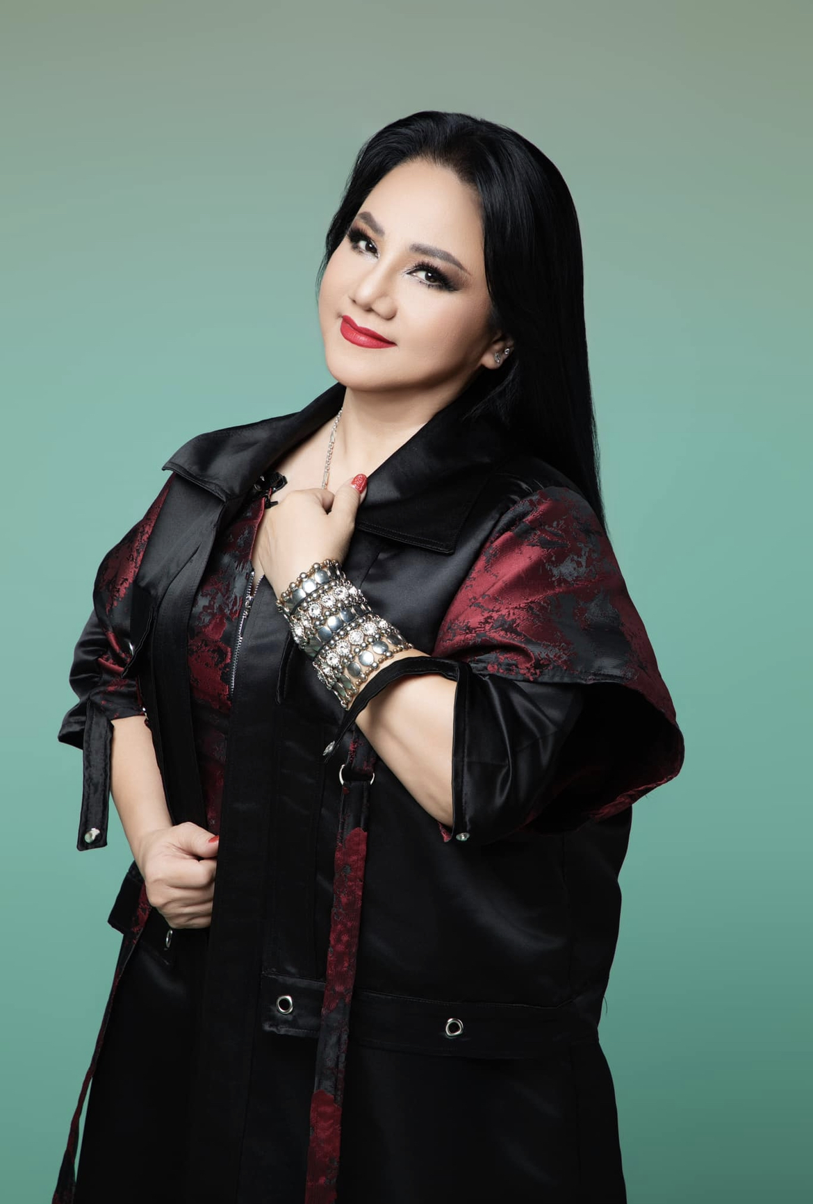 Cát-xê trăm triệu trong Vbiz không thiếu nhưng để dùng dao chặt cả khối vàng thì chỉ có một người- Ảnh 1.