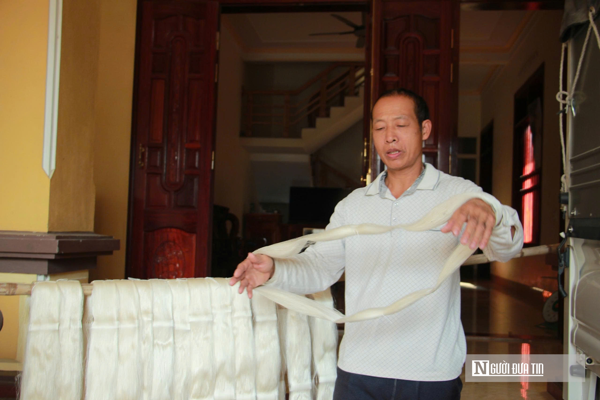 Lửa nghề ở Hồng Đ&ocirc; sắp tắt, chỉ c&ograve;n một guồng tơ quay n&iacute;u k&yacute; ức v&agrave;ng son- Ảnh 4.