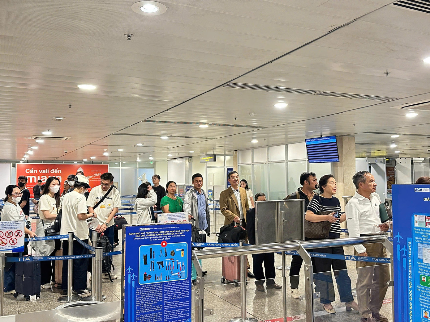 D&ograve;ng người nghỉ Tết bắt đầu đổ về s&acirc;n bay T&acirc;n Sơn Nhất- Ảnh 9.