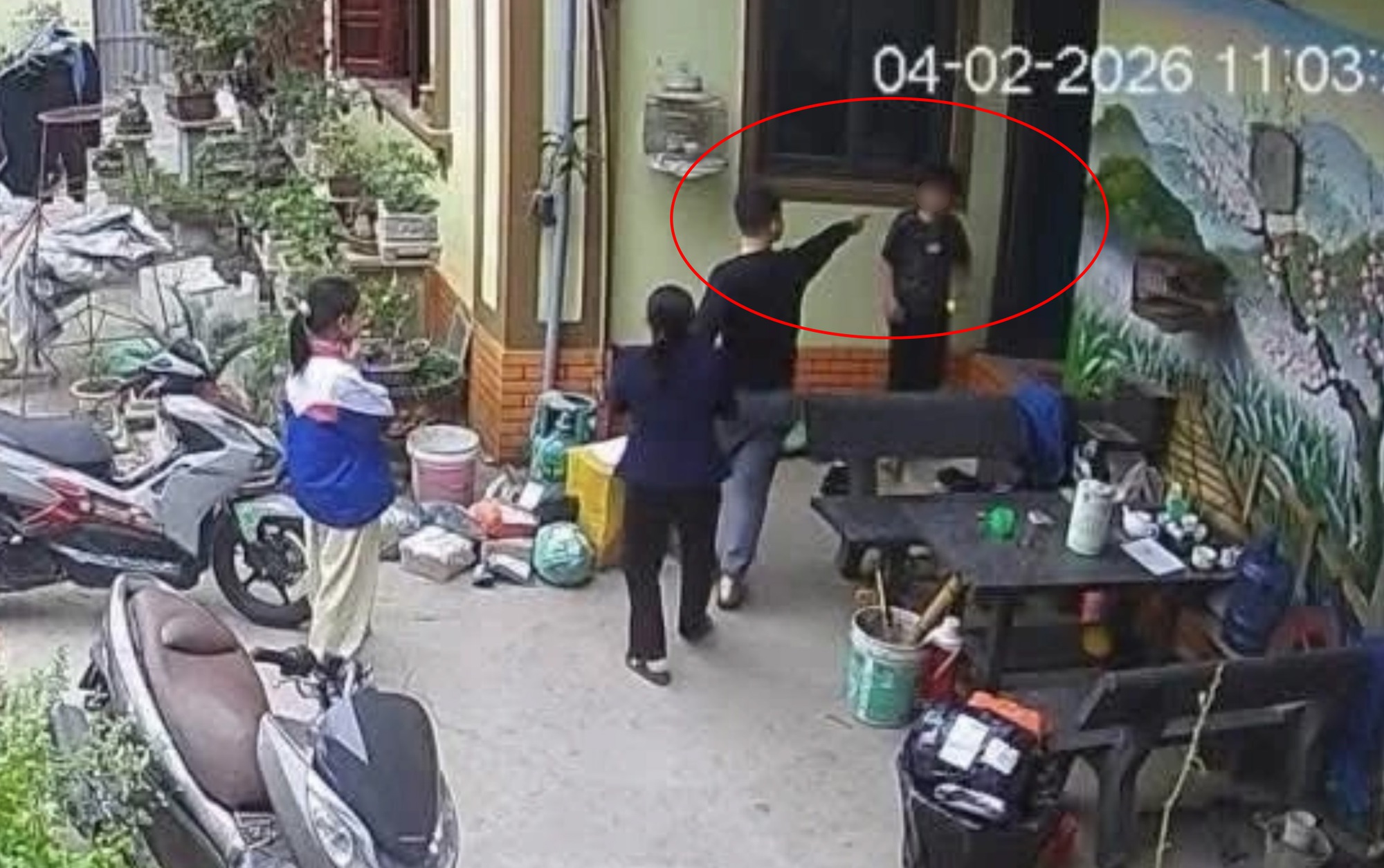 Vụ con bị đ&aacute;nh, bố đến tận nh&agrave; t&aacute;t nam sinh lớp 5: H&eacute; lộ nguồn cơn, nạn nh&acirc;n c&oacute; ho&agrave;n cảnh đặc biệt- Ảnh 1.