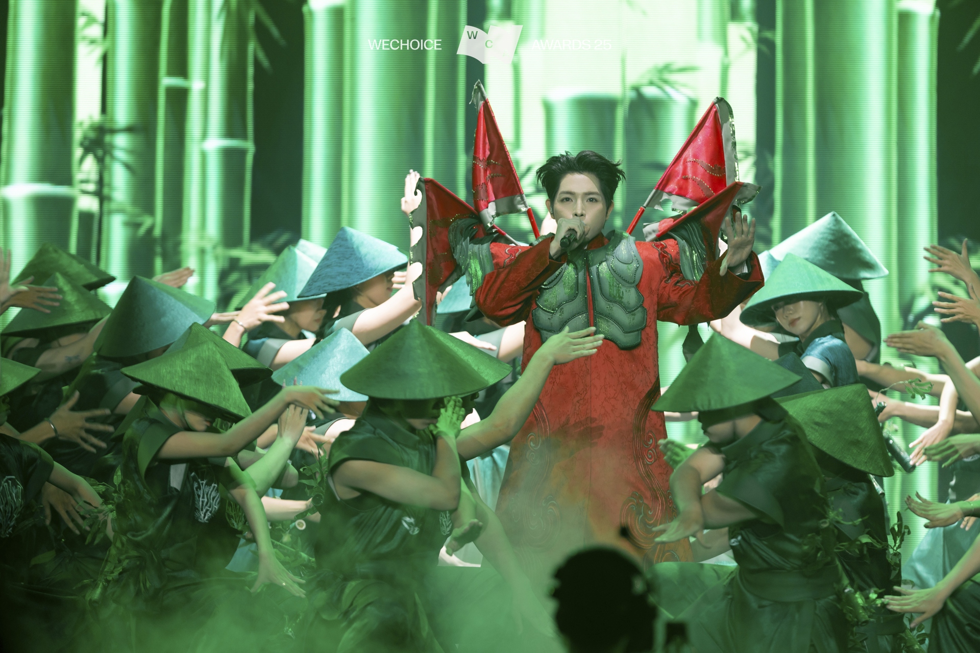 H&ograve;a Minzy &ldquo;quẩy tung&rdquo; với hit Bắc Bling, Đức Ph&uacute;c t&aacute;i hiện m&agrave;n tr&igrave;nh diễn khuynh đảo quốc tế tại Gala Wechoice Awards 2025- Ảnh 5.